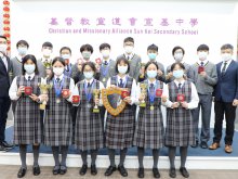 Principal Mr. HO Chun-yan (second row right one), Vice Principal Mr. LIU Chi-yung (second row left one) taking a group photo with the awardees (from front left) TANG Ueny from 4R, WONG Lai-wing from 2R, HUANG Yee-lam from 2S, CHAN Sze-wan from 1R, NG Wing-haang and LI Tsz-yin from 4I(from back left two) TENG Siu-yau from 5M, LEUNG Wing-yan from 6M, CHAN Lok-him from 2I, TSANG Chiu-yin from 2M, LAM Yat-long from 2R, LEE Waai-ngoi from 6M, CHAN Yat-hin from 2M, LEUNG Yan-long and WONG Ho-san from 3S 