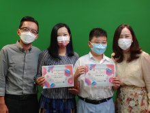 CHAN Man-hei Makis from 1R receiving the ‘Most Positive Energy Award" and the ‘Best Sun Kei Spirit Award’ of the ‘One-minute Parent-Child Short Video Competition’, and taking photo with the Principal Dr. POON Suk-han, Halina, MH (right one)