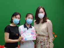 LEUNG Yat-yau from 3S receiving the ‘Most Unexpected Award’ of the ‘One-minute Parent-Child Short Video Competition’, and taking photo with the Principal Dr. POON Suk-han, Halina, MH (right one)