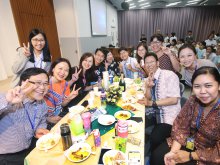 Principal Dr. POON Suk-han, Halina, MH (left three), Sun Kei teachers and teachers from Santa Laurensia High School taking a photo together in the farewell party