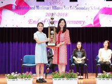 Principal Dr. POON Suk-han, Halina, MH presented the award to Class 2R, the winner of the Principal Award