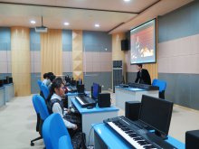 Students participating in ‘audiovisual work dubbing experience’creative class