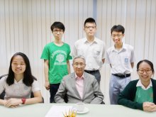 The mentor and Chairperson of the Hospital Authority, Prof. John LEONG Chi-yan, SBS, OBE, JP (front middle) and his mentees, including CHAN Ching-Yui (back right) taking a photo together