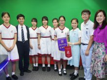 Principal Dr. POON Suk-han, Halina, MH (right one), LAM Chung-yat (right two) and CHAN Hiu-yeung (right three) exchanging souvenirs with students from Cheung Chuk Shan College