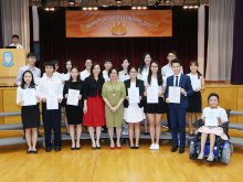 School manager Mrs. KWONG CHEUNG Man-yee, Carmen (4th from right on the first row), Principal Dr. Halina POON, MH (4th from left on the first row), and award winners