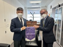 香港日本人學校中學部山崎哲校長Mr. YAMAZAKI Yoshitaka（右）致送紀念旗予何俊恩校長（左）