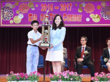 Principal Dr Poon Suk-han, Halina, MH presented the award to Class 2M, the winner of the Principal Award