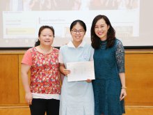 Principal Dr. POON Suk-han, Halina, MH (First from Right), LAI Wan-yu and her parent