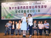 The vice-minister of the New Territories Ministry of the Liaison Office of the Central People's Government in the Hong Kong Special Administrative Region, Ms. YEUNG Siu-Kuen, presenting Championship and award to HUEN Kai-yan