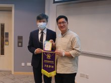 何俊恩校長（左）致送紀念錦旗予香港科技大學教職員代表（右）