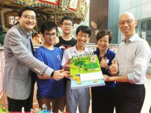 Mr. WONG Kam-sing, GBS, JP (First from Right), the Secretary for the Environment, appreciates students’ design