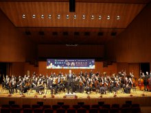 關玉麟主任（台中）及宣基管弦樂團於香港大會堂合照