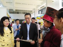  Students introducing the details of the activities of the game booth to Mr. Kevin YEUNG Yun-hung, JP, Secretary for Education