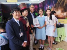 Mr. HUANG Lester Garson, JP, Chairman of SCOLAR (left three) taking photo with teachers and students of our school