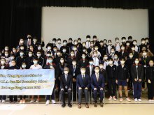 香港日本人學校中學部山崎哲校長Mr. YAMAZAKI Yoshitaka（前排左）、何俊恩校長（前排中）、廖智勇副校長（前排右）與香港日本人學校中學部師生及宣基師生合照