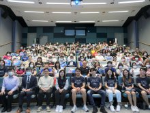 Principal Mr. HO Chun-yan (front left three), Senior teacher Ms. CHAN Chor-yan (front left one), teacher Mr. CHENG Wing-kwan (front left two) and parents taking a group photo with students and teaching staff of HKUST