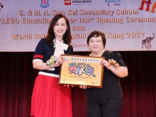 Ms. LAW Shun-ling, Anna, Director of Semia Limited, issuing Certificate of the First Hong Kong LEGO Maker Lab to Principal Dr. POON Suk-han, Halina, MH
